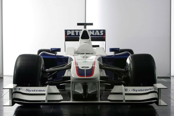 Auto da corsa BMW SAUBER su sfondo bianco