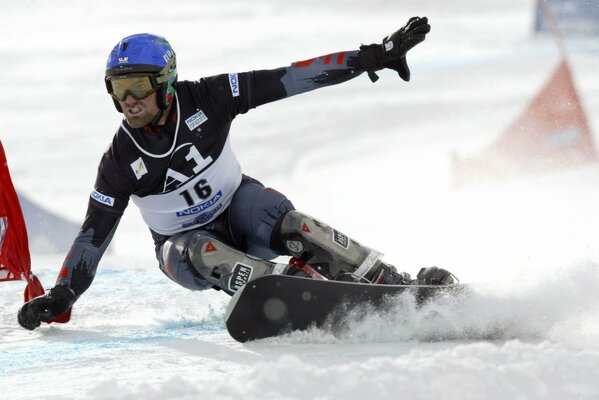 Atleta sullo snowboard sulla neve bianca