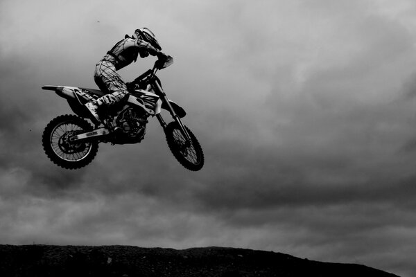 Motocycliste sur une moto. Saut. Photo noir et blanc