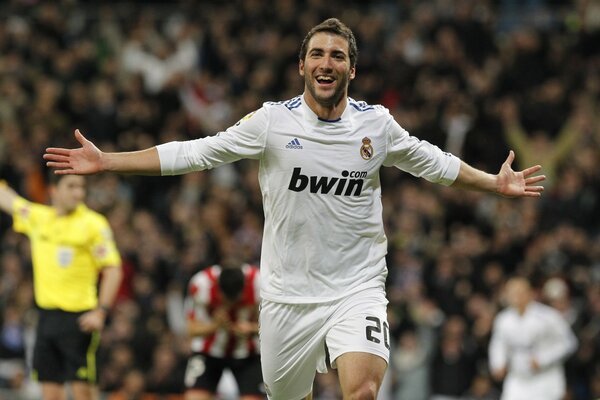 Le footballeur en uniforme blanc du Real Madrid