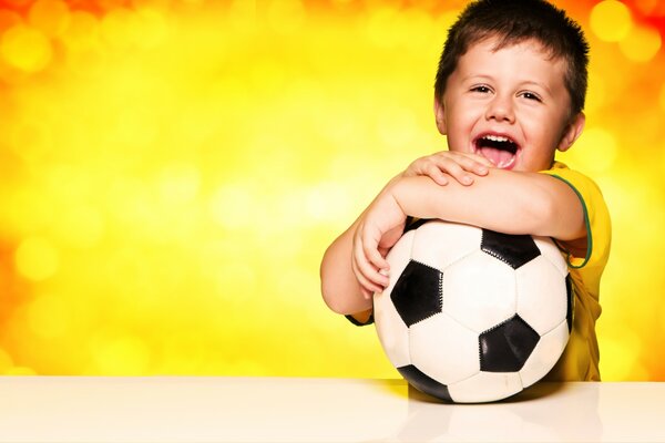 Niño pequeño con una pelota de fútbol