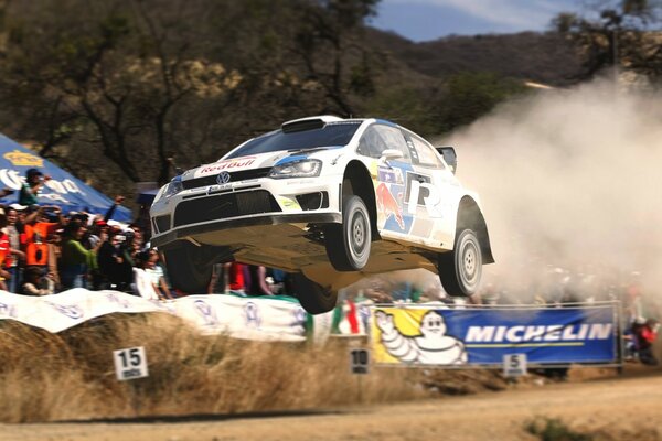 Coche en vuelo en las carreras de coches