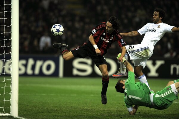 Tre giocatori di calcio giocano a calcio