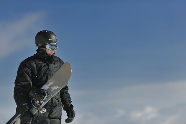 Snowboarder in cima alla montagna