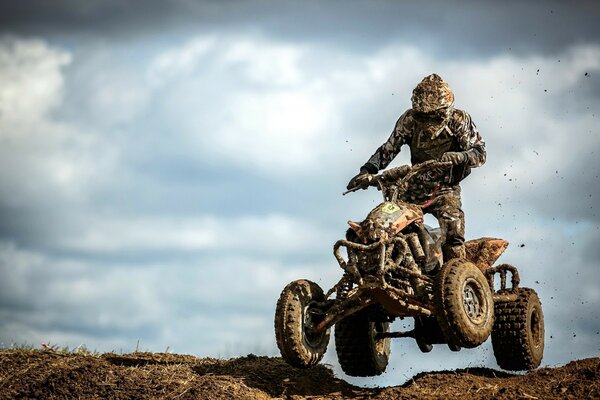 Ein sportliches Rennen auf Quads im Schlamm