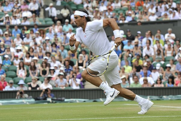 Atleta Rafael Nadal jugando al tenis