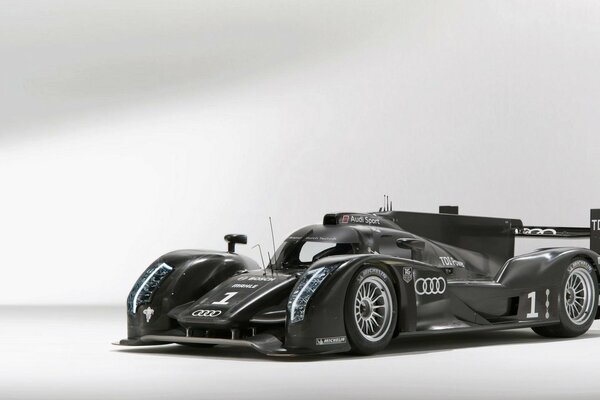 Voiture de course noire audi r18