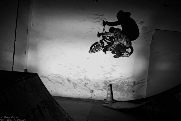 Photo en noir et blanc d un gars dans un skatepark