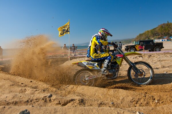 Moto de course dans les montagnes de sable