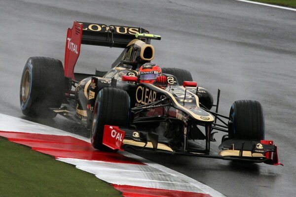 Silverstone se précipitant sur le balide noir