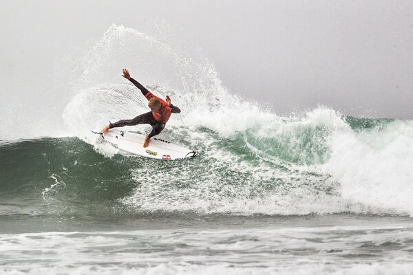 Hombre en una tabla de surf en el momento