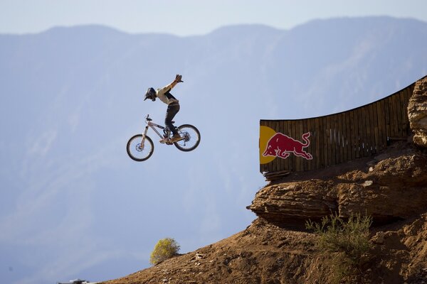 Sprung mit dem Fahrrad von der Red Bull Strecke