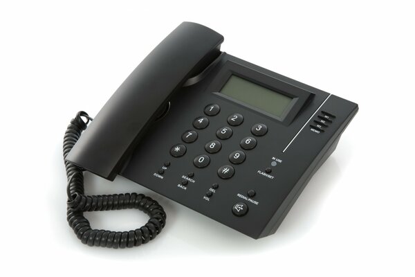 Telefono dell ufficio nero su sfondo bianco vuoto