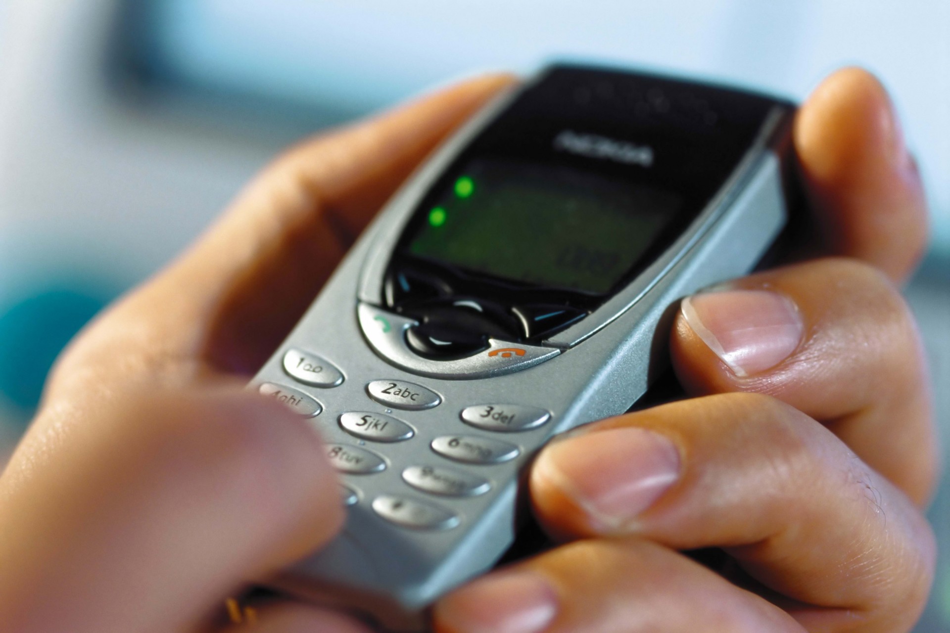 telefono vecchio quadrante pulsanti numeri mani monocromatico