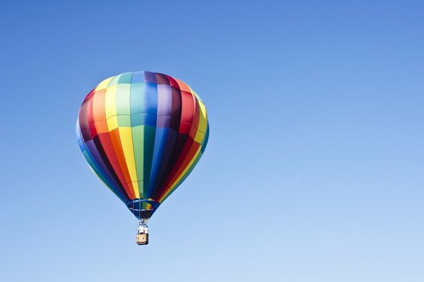 Globo multicolor en el fondo del cielo azul