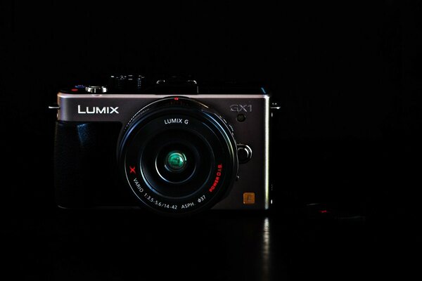 Aparat Lumix ciemny, ga ciemnym tle