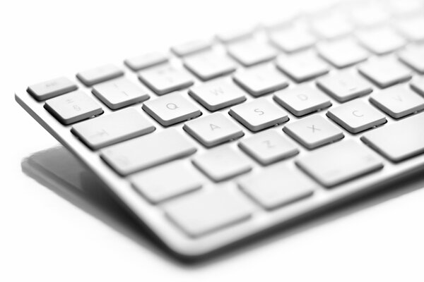 Moitié du clavier blanc sur fond blanc