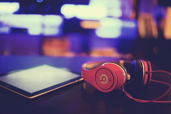 Macro shooting of headphones and tablet