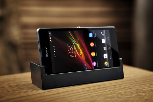 El Teléfono sony xperia se carga en la mesa