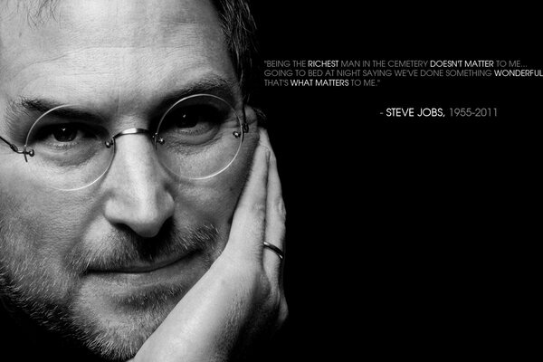 Steve Jobs con gafas sobre fondo negro