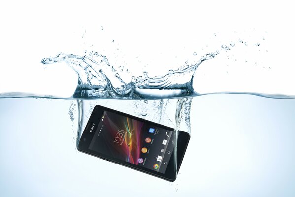 Smartphone und Smartphone ins Wasser fallen lassen