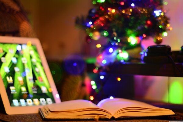 Libro aperto accanto al tablet a Natale