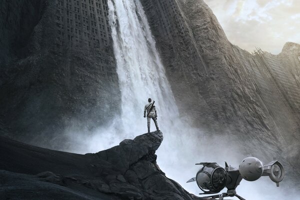 Ein Bild aus einem Film mit Tom Cruise vor dem Hintergrund eines Wasserfalls