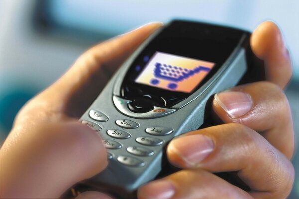 Vieux téléphone à Bouton-poussoir comme dans la main