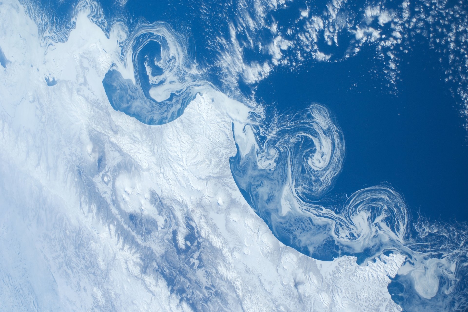 station spatiale internationale station spatiale internationale station spatiale internationale station spatiale internationale nasa terre vue de l espace kamchatka neige océan glaces flottantes volcans