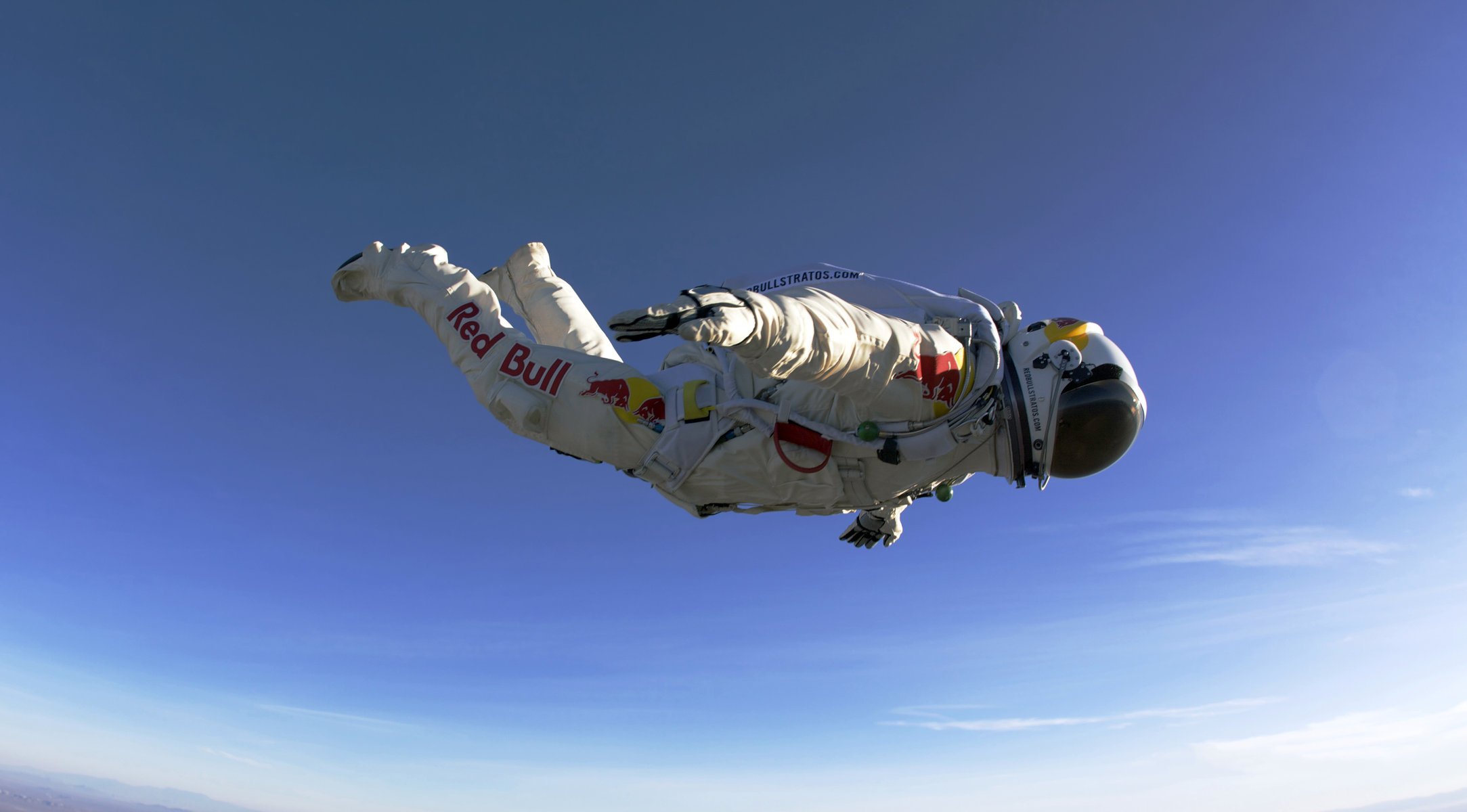 felix baumgartner прыжок парашютист полет скафандр