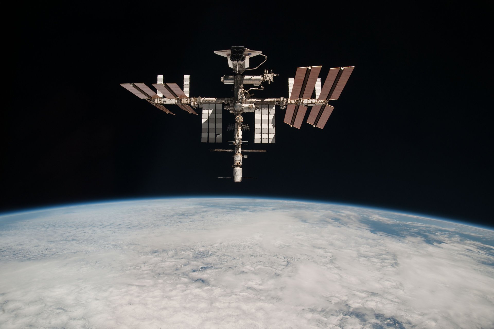 kosmos iss stacja prom otchłań planeta atmosfera chmury