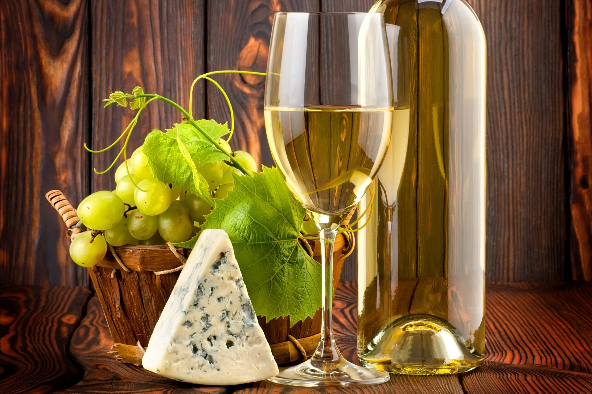 stół kieliszek do wina biały liście winorośl butelka wino