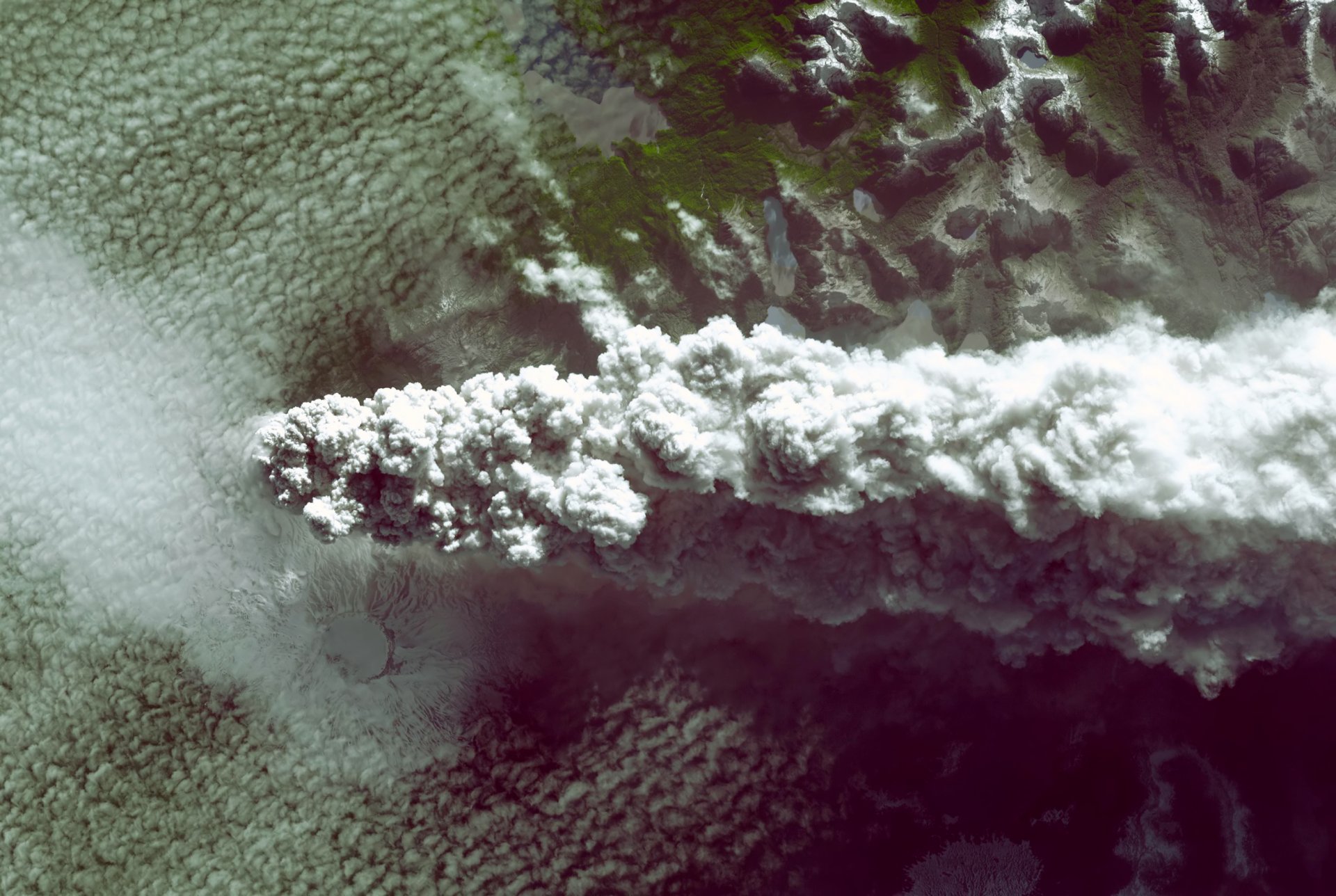 instantánea chile volcán montañas crestas relieve humo nubes