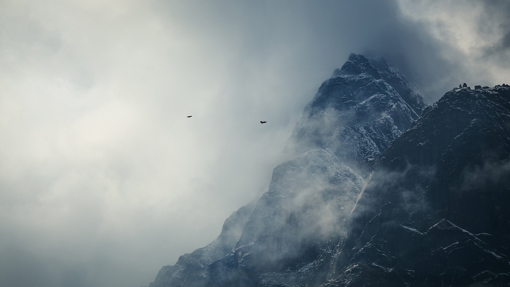 góry nepal śnieg ptaki himalaje chmury