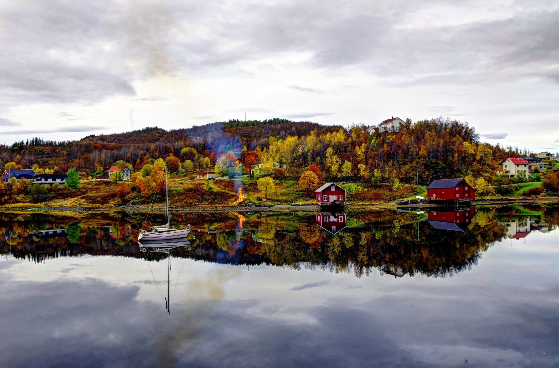 paysage rivière norvège du nord automne bateau maisons
