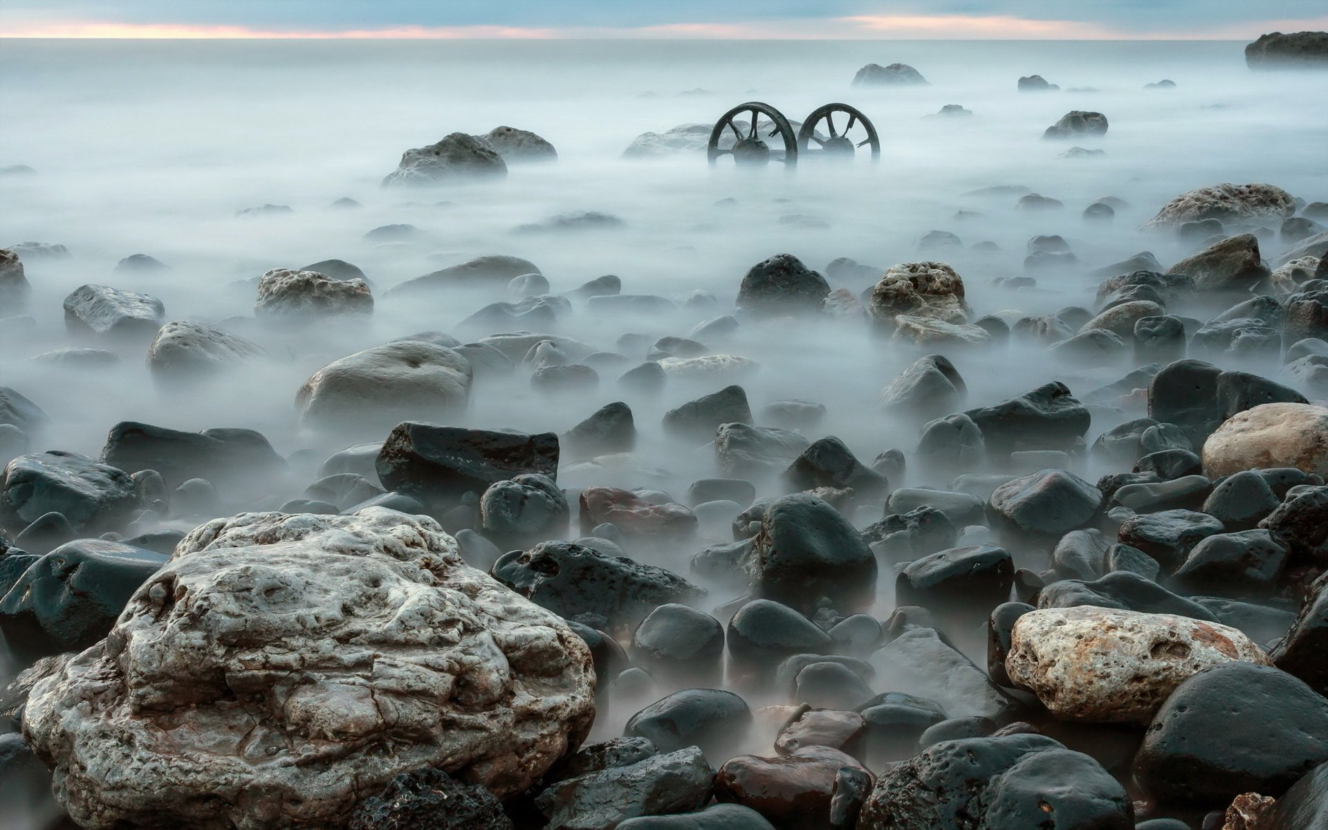 côte mer pierres brouillard