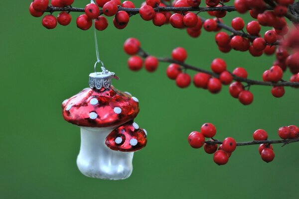 Juguete de año nuevo setas Amanita en una rama de ceniza de montaña