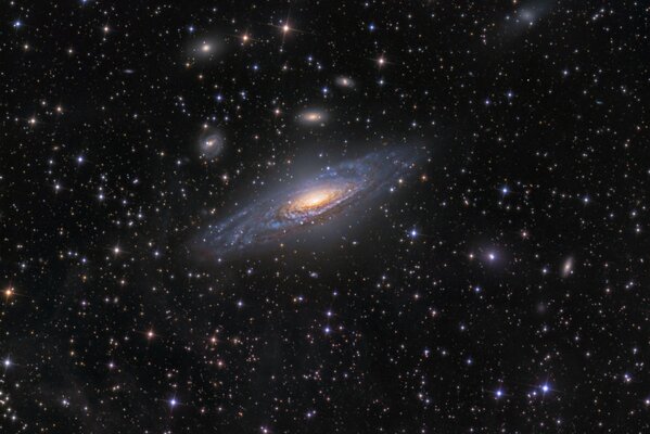Die Galaxie und die Sterne im Raum