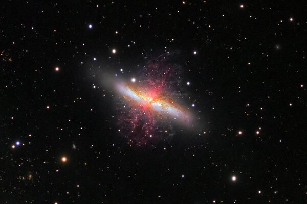 Supervento M82 nello spazio galattico