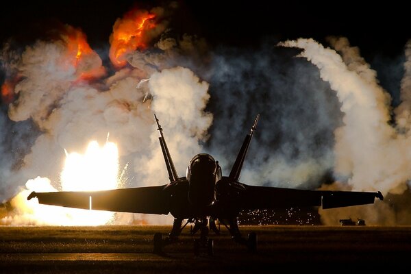 Explosions derrière un puissant combattant