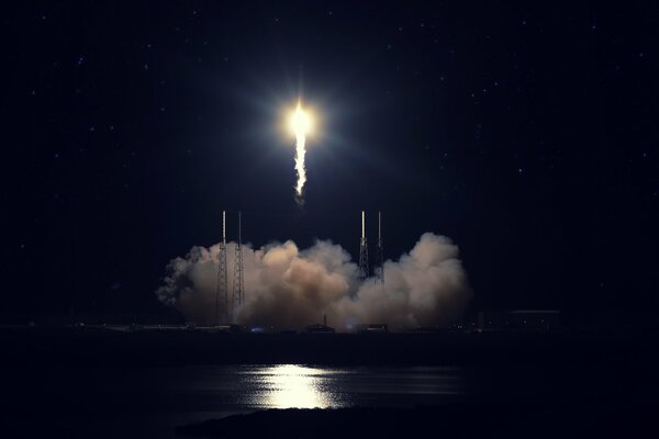 NOCNY START RAKIETY Z PRZYLĄDKA CANAVERAL
