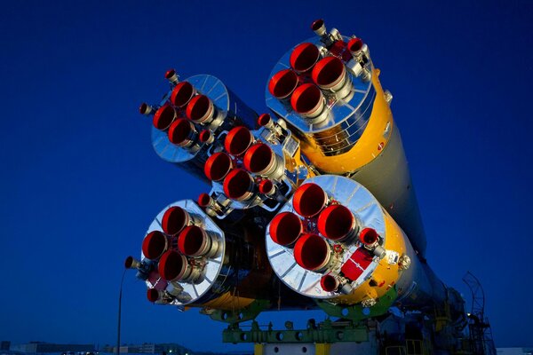 Огромные сопла ракеты на космодроме