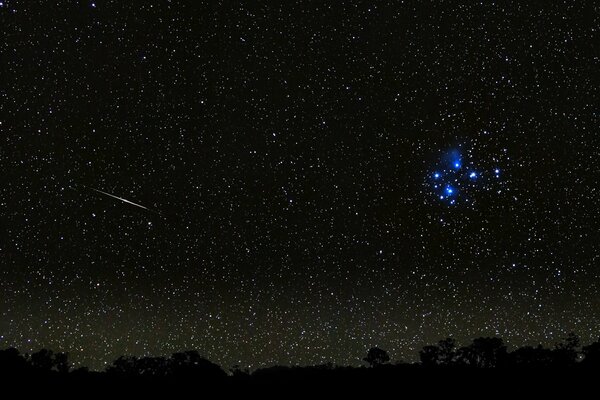 Meteora che cade sullo sfondo delle stelle