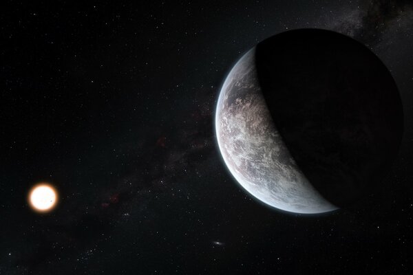 Ein halb von der Sonne beleuchteter Planet am dunklen Himmel