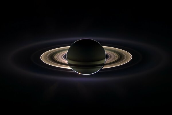 Insolito pianeta Saturno con un anello