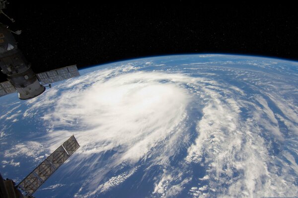 Vista della tempesta sulla superficie terrestre dall oblò ISS