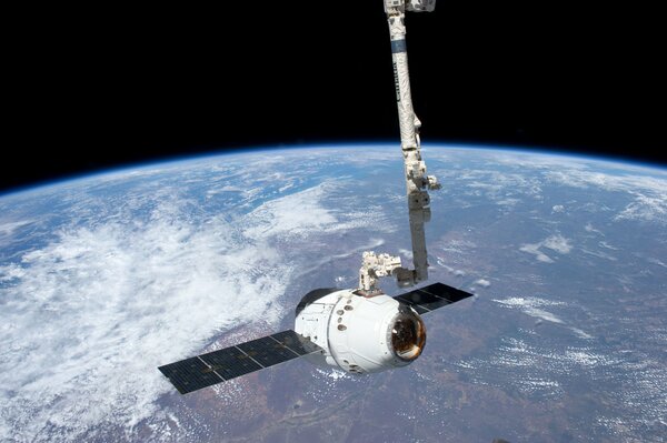 LA ISS PASA SOBRE EL GLOBO