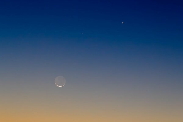 La luna può essere vista nel cielo, ma Venere e mercurio non possono essere visti