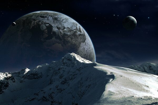 Blick vom schneebedeckten Berg auf seine planetarischen Satelliten
