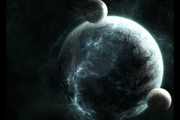 Dunkler lebloser Planet mit zwei Satelliten